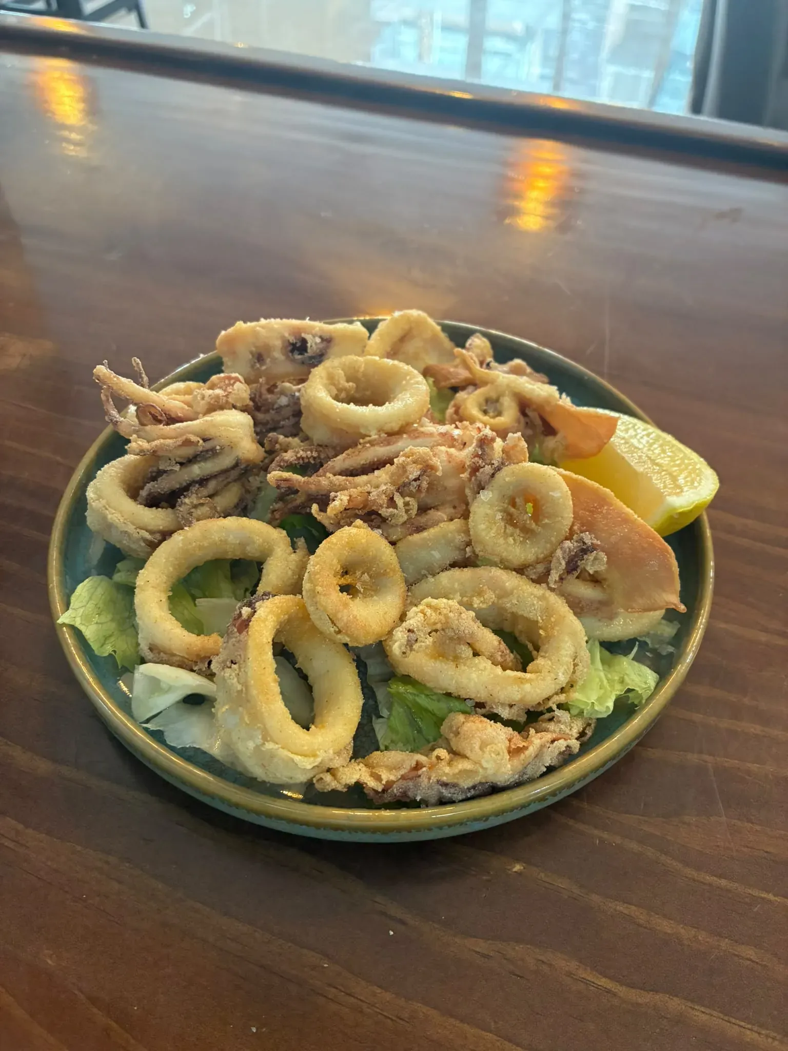 Calamares fritos con limón