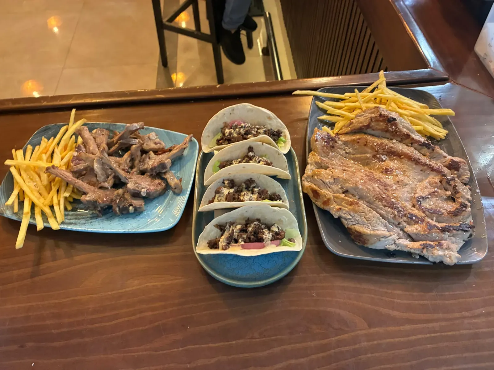 Chuletas de cordero, tacos y carne para compartir