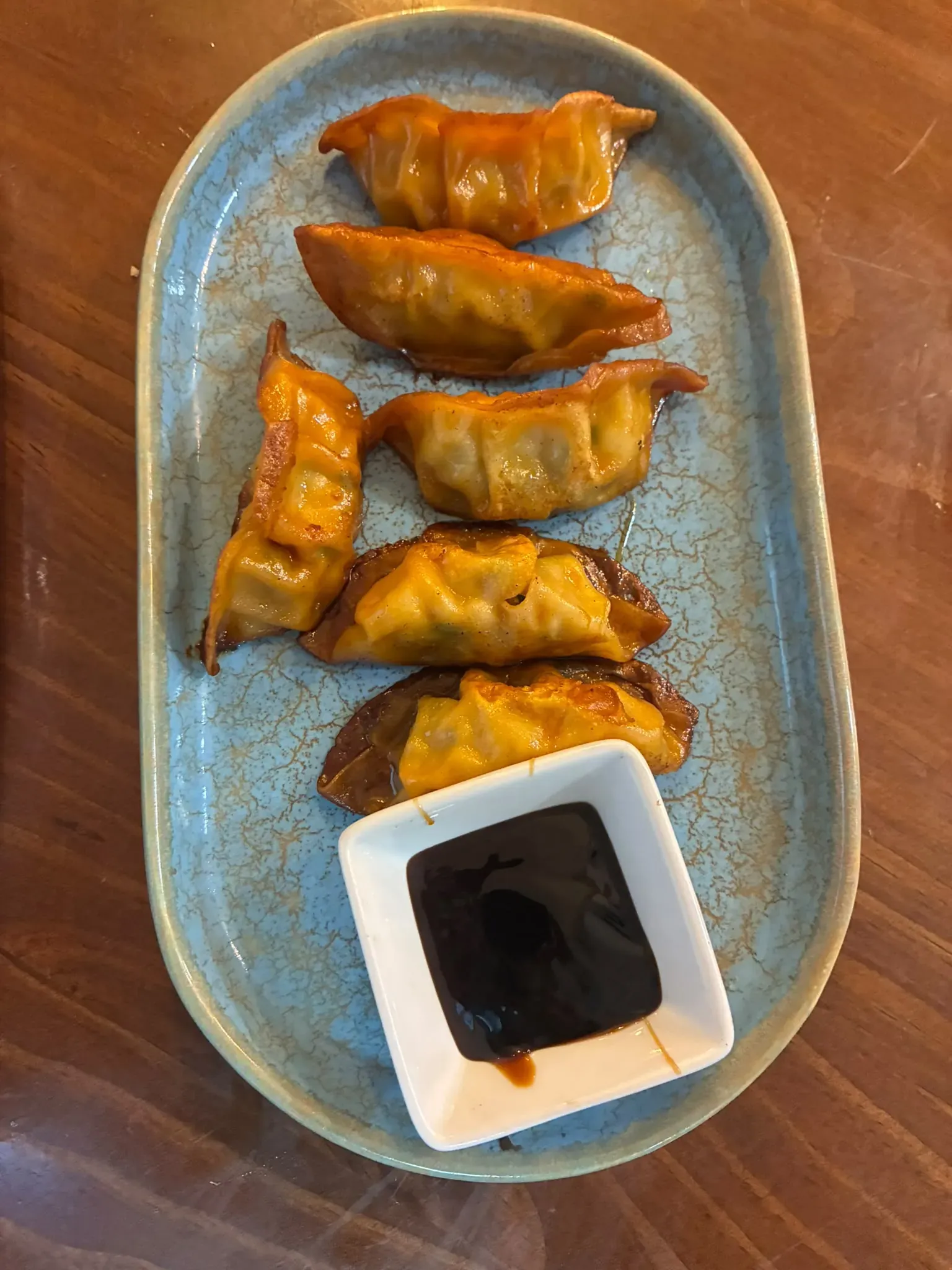 Gyozas doradas a la plancha con salsa para mojar