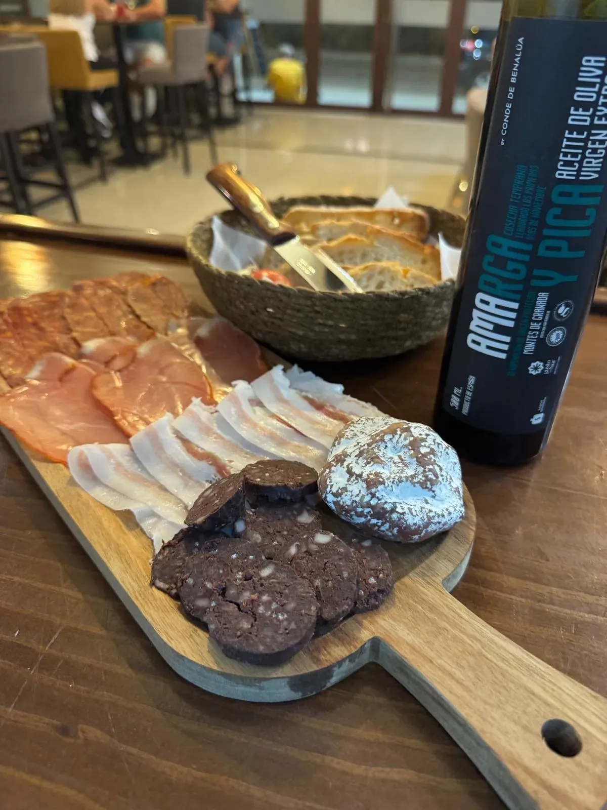 Embutidos, pan tostado y aceite de Montes de Granada