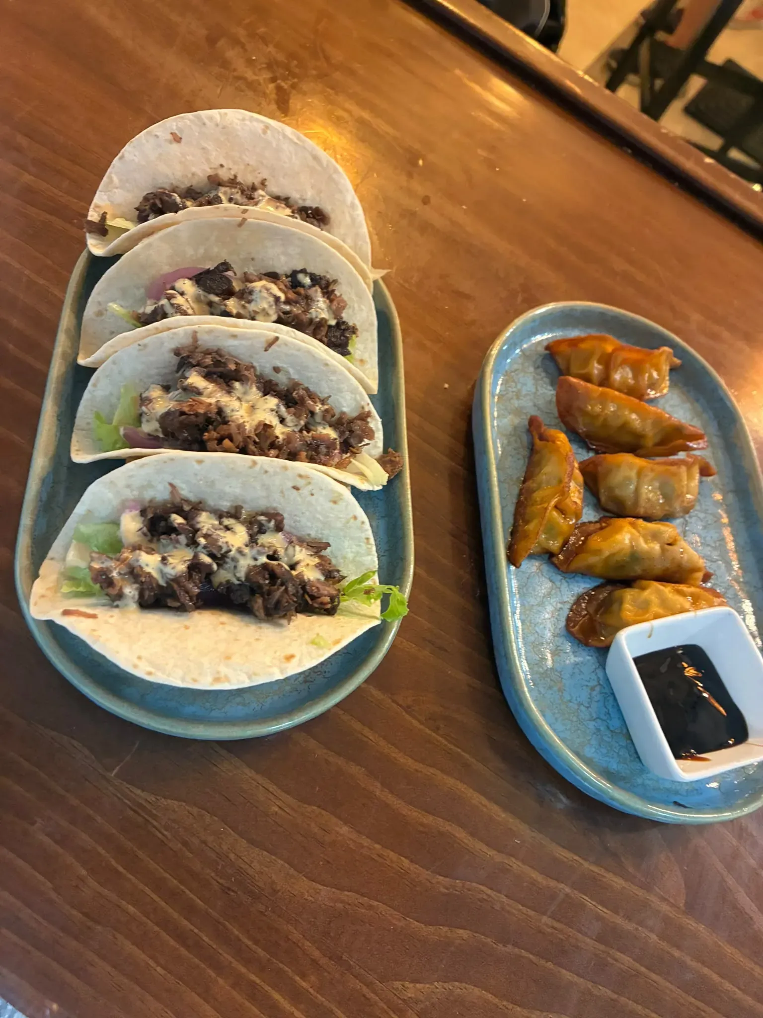 Tacos de carrilleras y gyozas